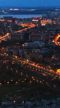 Akşamları Bükreş şehir manzarasının dikey hava aracı görüntüsü. Trafiği değiştiriyorum. Mavi saat, Romanya