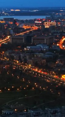 Akşamları Bükreş şehir manzarasının dikey hava aracı görüntüsü. Trafiği değiştiriyorum. Mavi saat, Romanya