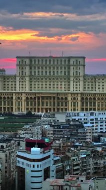 Bükreş 'teki Parlamento Sarayı' nın günbatımında dikey hava aracı görüntüsü. Romanya