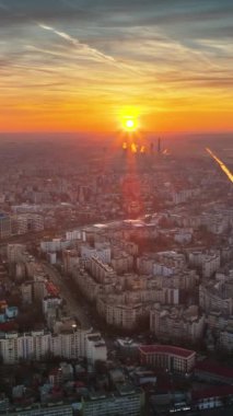 Bükreş şehrinin günbatımında dikey hava aracı görüntüsü. Trafiği değiştiriyorum. Romanya