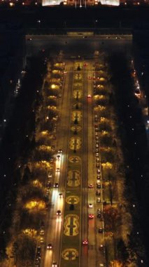 Bükreş 'teki Parlamento Sarayı' nın akşam saatlerinde aydınlanan hava aracı görüntüsü. Yoldaki trafiği değiştiriyor. Romanya