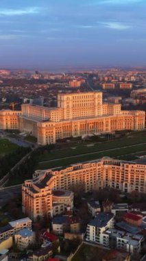 Bükreş 'teki Parlamento Sarayı' nın günbatımında dikey hava aracı görüntüsü. Mavi saat. Romanya