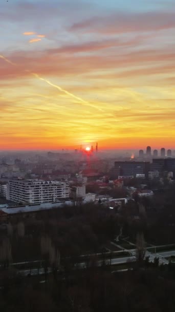Vista Aérea Vertical Drone Cidade Bucareste Pôr Sol Aves Voadoras — Vídeo de Stock