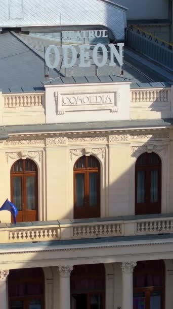 Romanya Nın Bükreş Kentinde Güneş Işığında Odeon Tiyatrosunun Dikey Hava — Stok video