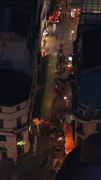 傍晚时分 在古城古老的历史建筑和商铺中 垂直的无人驾驶飞机俯瞰着人们的行走 罗马尼亚布加勒斯特的蓝天 — 图库视频影像