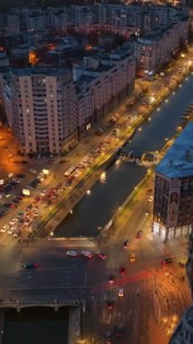 Dambovita nehrinin dikey hava aracı görüntüsü. Bükreş 'te aydınlandı. Mavi saat. Romanya