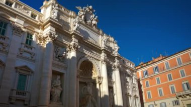 Roma, İtalya - 13 Şubat 2024: Trevi Çeşmesi 'nde gün batımında yürüyen turistler