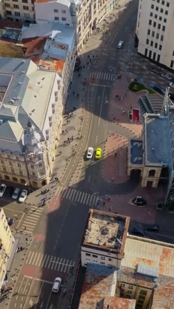 Vertikální Vzdušný Bezpilotní Letoun Shora Pohled Centrum Města Pohybující Dopravou — Stock video