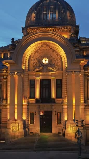 夕方にはデポジットと領事館の照らされた宮殿の垂直な空中ドローンビュー ブルータイム ブカレスト ルーマニア — ストック動画