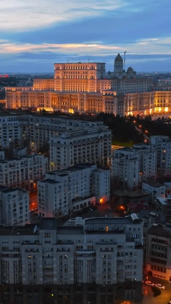 Vertikale Drohnenaufnahme Des Beleuchteten Parlamentspalastes Der Bukarester Innenstadt Abend Mehrere — Stockvideo