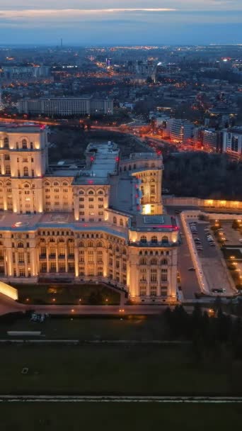 Vertikale Drohnenaufnahme Des Beleuchteten Parlamentspalastes Der Bukarester Innenstadt Abend Mehrere — Stockvideo