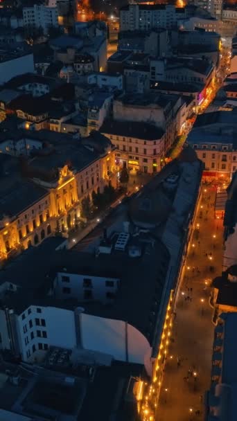 Vue Aérienne Verticale Drones Personnes Marchant Parmi Les Vieux Bâtiments — Video