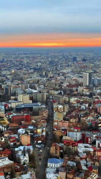 Vertikale Drohnenaufnahme Der Stadt Bukarest Bei Sonnenuntergang Bewegender Verkehr Rumänien — Stockvideo