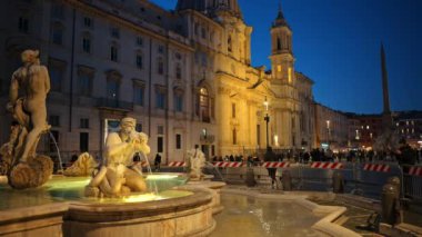Roma, İtalya - 13 Şubat 2024: Mağribi Çeşmesi Navona Meydanı 'nda yer almaktadır. Gün batımında şehir meydanı