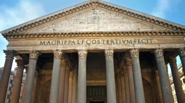 Roma, İtalya - 14 Şubat 2024: Mavi gökyüzünün altındaki şehir merkezinde bulunan Pantheon yakınlarında yürüyen turistler. Turistik şehirde beyaz kolonları olan ünlü antik bina.