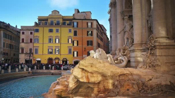 ローマ イタリア 2024 日没時に歩く観光客とトレビの噴水 — ストック動画