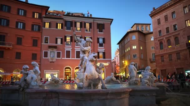 意大利罗马 2024年2月13日 日落时位于纳沃纳广场北端的海王星之泉 — 图库视频影像