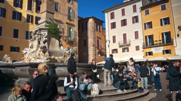 意大利罗马 2024年2月14日 游客们在太阳光下在万神殿之泉附近休息和拍照 — 图库视频影像