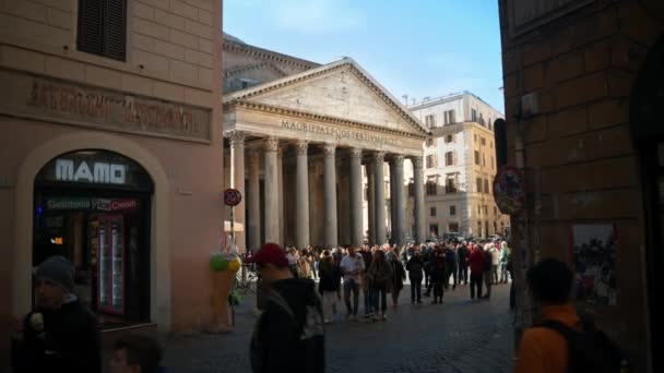 ローマ イタリア 2024年2月14日 青空の下に市内中心部にあるパンテオン近くを歩く観光客 観光都市の白い柱を持つ有名な古代の建物 — ストック動画