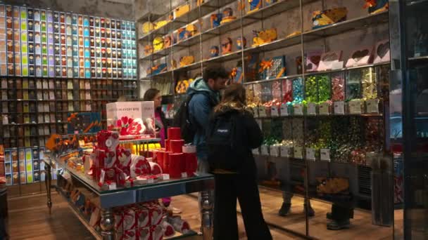 Rom Italien Februar 2024 Menschen Wählen Süßigkeiten Aus Den Bunten — Stockvideo