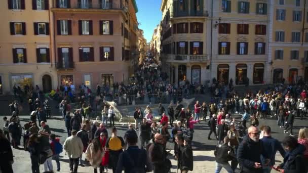 ローマ イタリア 2024 日光でボートのバロック様式の噴水の近くにスペインの広場を歩く観光客 — ストック動画