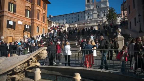 Roma Itália Fevereiro 2024 Turistas Caminhando Praça Espanhola Perto Estilo — Vídeo de Stock