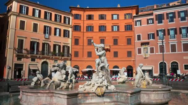 意大利罗马 2024年2月13日 位于纳沃纳广场北端阳光下的海王星之泉 — 图库视频影像