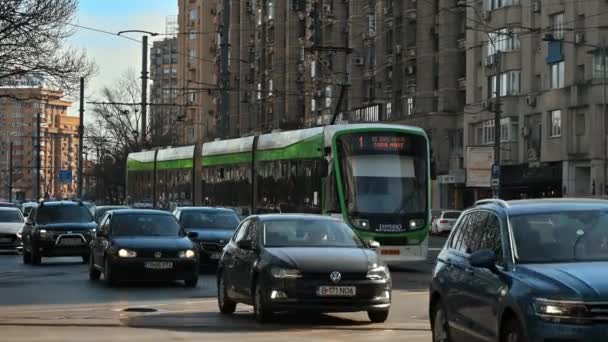 Bukarest Rumänien März 2024 Moderne Straßenbahn Und Fahrende Autos Auf — Stockvideo