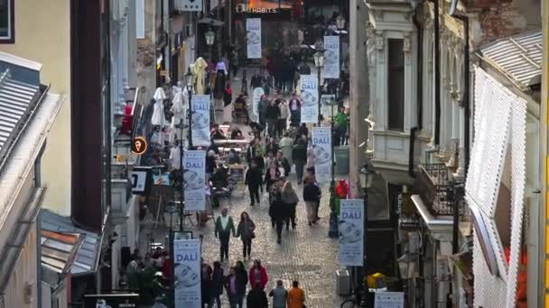 罗马尼亚布加勒斯特 2024年3月3日 人们漫步在旧城古老的历史建筑和商铺中 — 图库视频影像