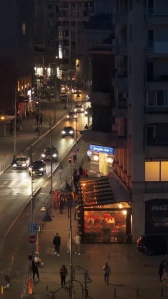 罗马尼亚布加勒斯特 2024年3月3日 夜间交通繁忙的照明道路的垂直无人驾驶飞机视图 — 图库视频影像