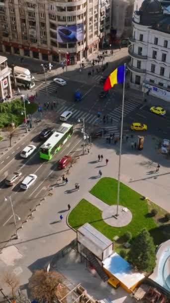 부쿠레슈티 루마니아 2024 햇빛에 트래픽과 사람들과 교차로의 드론보기 웨이빙 — 비디오