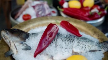 Biberli çiğ balık ve tabakta limon, mutfakta pişirmeye hazır.