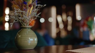Bir vazoda, bir restoranın masasında bir buket yabani çiçek.