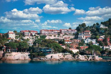 Villefranche sur Mer, Fransa - 8 Mart 2024: Fransız Rivierası 'nda Villefranche-sur-Mer kasabasının panoraması.