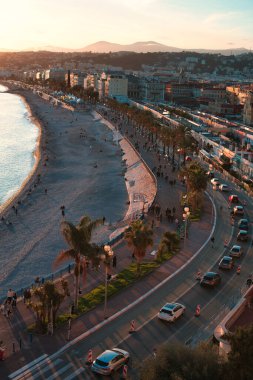 Nice, Fransa - 8 Mart 2024: Fransa Riviera, Fransa 'nın Nice kentindeki panoramik kıyı şeridi manzarası