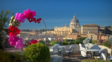 Pembe, kırmızı ve altın, Vatikan Şehri, Roma, İtalya panoramik manzaralı bir restoranda aşk balonu kemeri..