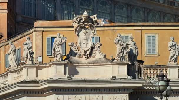 Αγάλματα Στην Πρόσοψη Της Βασιλικής Του Αγίου Πέτρου Στην Πλατεία — Αρχείο Βίντεο
