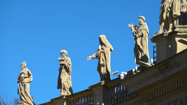 Statue Sulla Facciata Della Basilica San Pietro Sullo Sfondo Blu — Video Stock