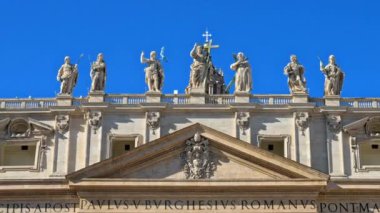 St. Peter 's Meydanı, Vatikan Şehri, Roma, İtalya' da mavi gökyüzü arka planında Aziz Peter Bazilikası 'nın heykelleri