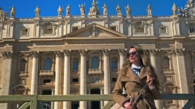 Esmer, Aziz Peter Bazilikası önünde genç bir kadın Vatikan Şehri, Roma, İtalya