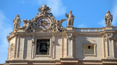 Aziz Peter Bazilikası 'nın ön cephesindeki iki saatten birini kapat, Vatikan Şehri, Roma, İtalya