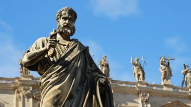 Roma, İtalya - 15 Şubat 2024: Saint Peter Bazilikası 'ndaki Aziz Peter Heykeli