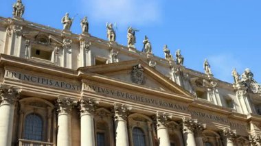 Roma, İtalya - 15 Şubat 2024: Aziz Peter Bazilikası Cephesi, St. Peter Meydanı, Vatikan Şehri, Roma, İtalya