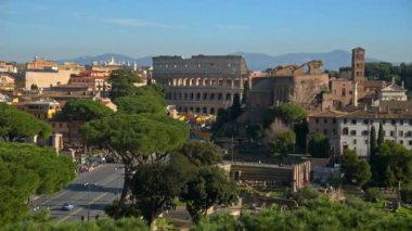Arka planda şehir manzaralı Colosseum 'un uzak manzarası, Roma, İtalya
