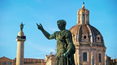 Roma, İtalya - 15 Şubat 2024: Trajan Heykeli, Statua di Traiano, Via dei Fori Imperiali
