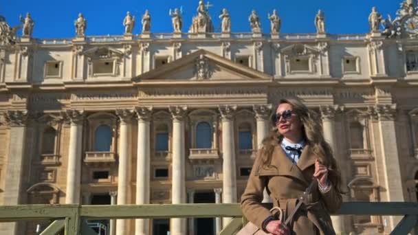 Μπρουνέτ Νεαρή Γυναίκα Μπροστά Από Βασιλική Του Αγίου Πέτρου Βατικανό — Αρχείο Βίντεο