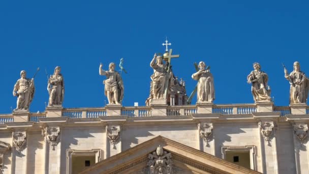 Статуї Фасаді Базиліки Святого Петра Фоні Блакитного Неба Площі Святого — стокове відео