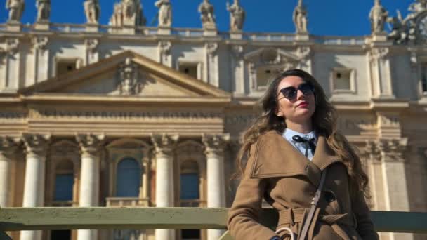 Brunette 年轻女子 在圣彼得大教堂前 梵蒂冈 意大利 — 图库视频影像