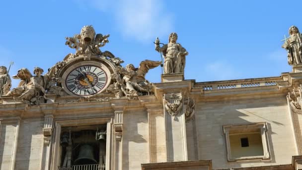 Αγάλματα Στην Πρόσοψη Της Βασιλικής Του Αγίου Πέτρου Βατικανό Ρώμη — Αρχείο Βίντεο