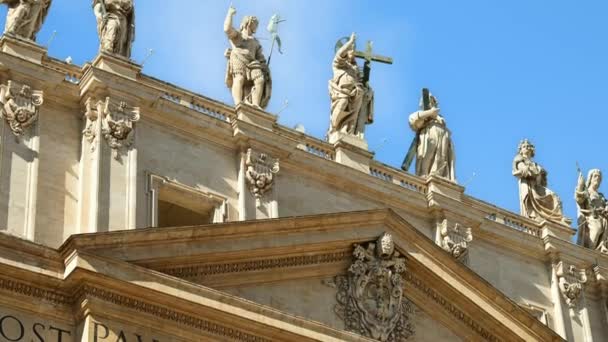 Pomniki Fasadzie Bazyliki Piotra Tle Błękitnego Nieba Plac Piotra Watykan — Wideo stockowe